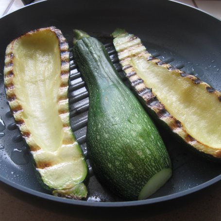 Krok 2 - Grillowana cukinia faszerowana mieloną wieprzowiną foto