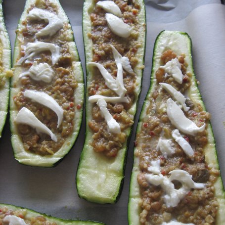 Krok 3 - Grillowana cukinia faszerowana mieloną wieprzowiną foto