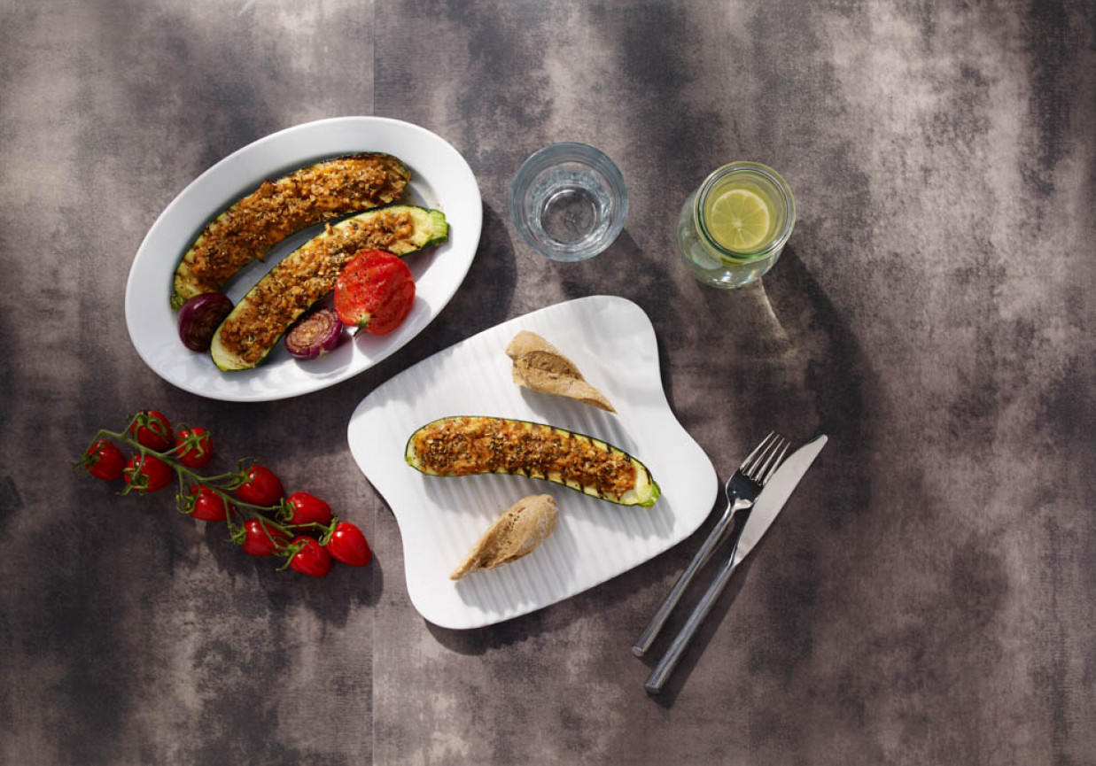 Grillowana cukinia faszerowana mięsem mielonym i serem foto