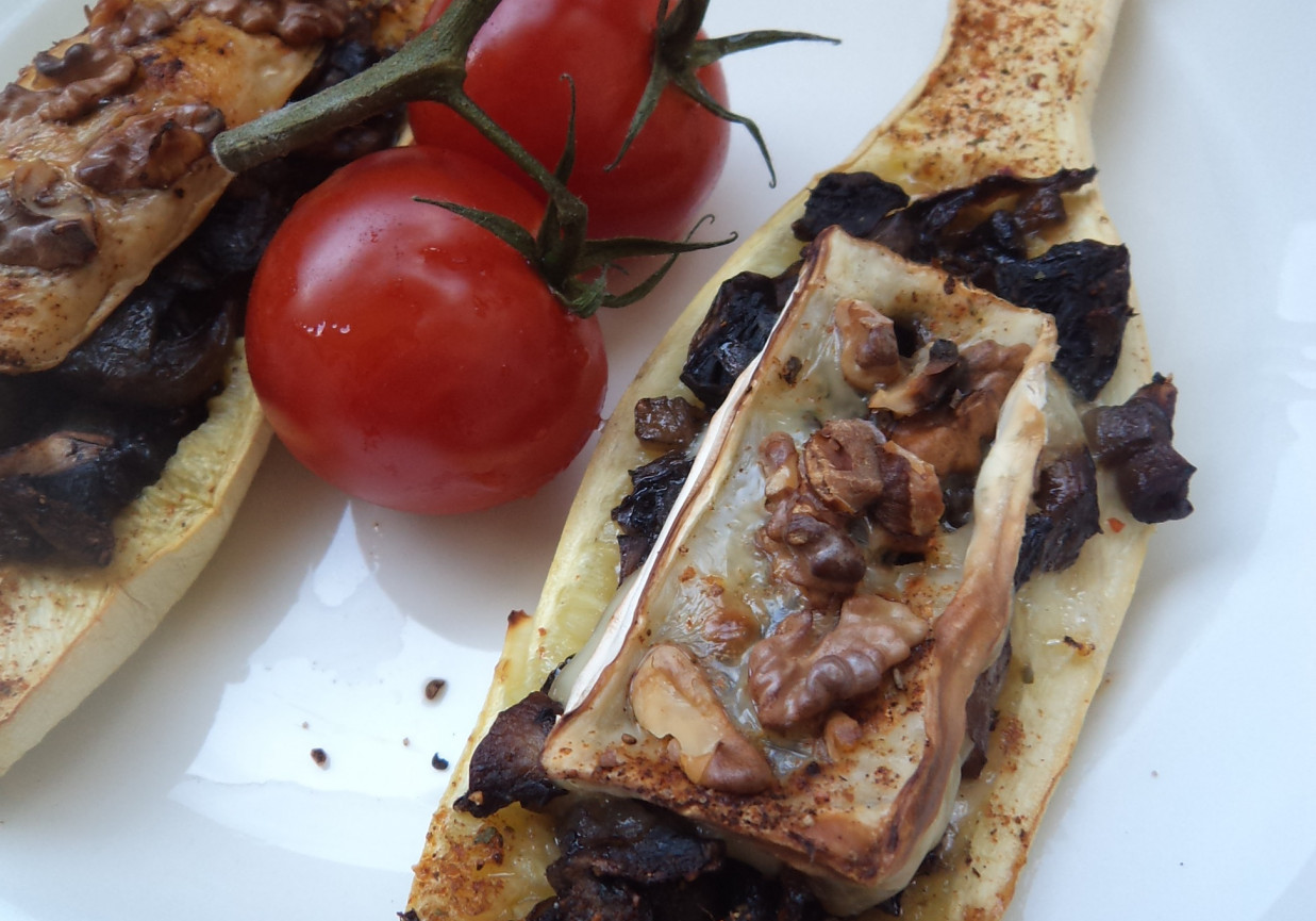 Grillowana cukinia -nadziewana pieczarkami, serem plesniowym i orzechami włoskimi :) foto