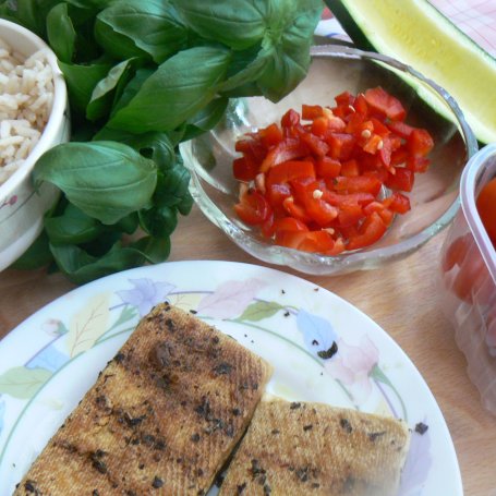 Krok 2 - Grillowana cukinia nadziewana sałatką z ryżem, tofu i sosem Hoisin z oliwkami foto