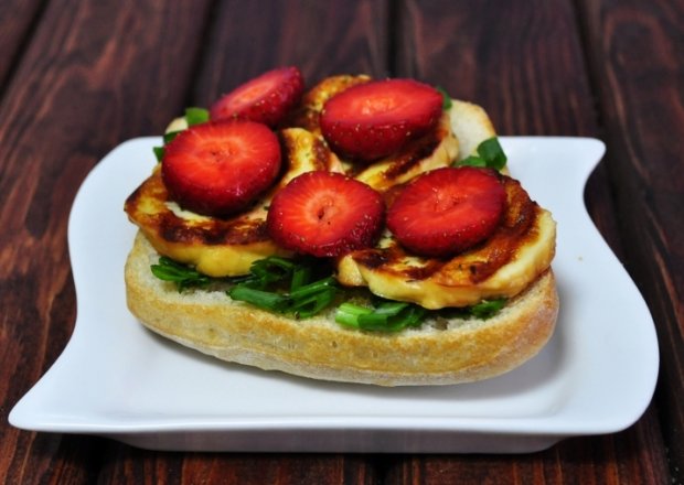 Fotografia przedstawiająca Grillowana kanapka z oscypkiem i truskawkami