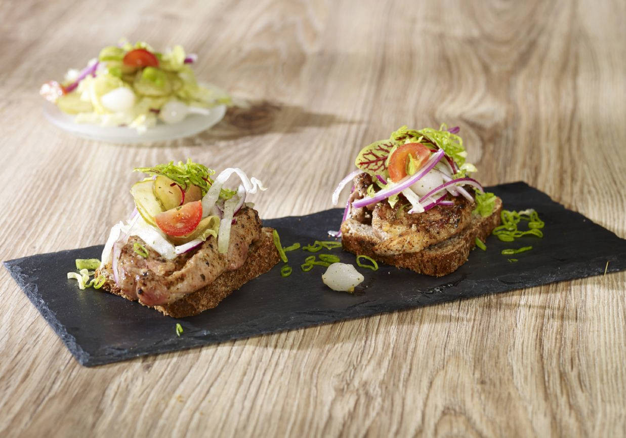 Grillowana karkówka z chrzanem, żurawiną i sałatką foto