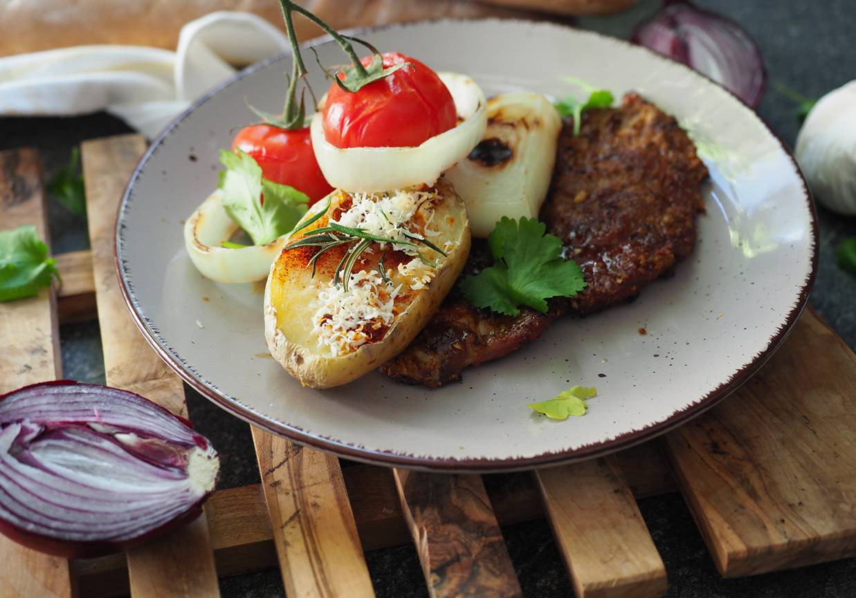 Grillowana karkówka z pieczonym ziemniakiem foto