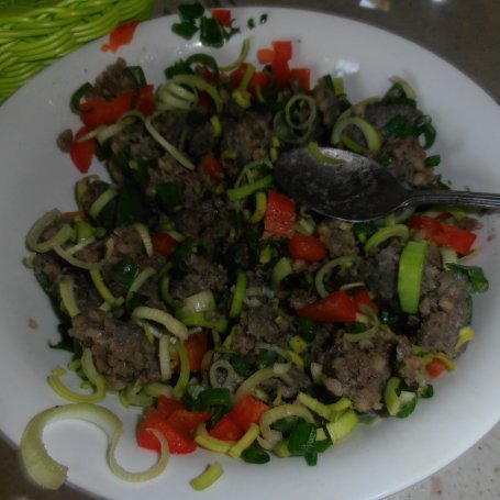 Krok 2 - Grillowana kaszanka w cukinii z warzwami foto