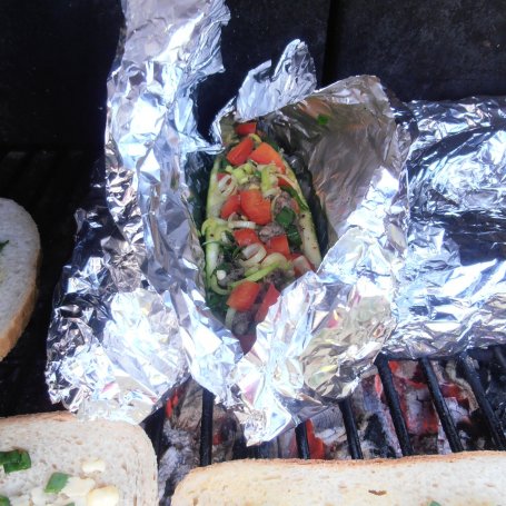 Krok 4 - Grillowana kaszanka w cukinii z warzwami foto