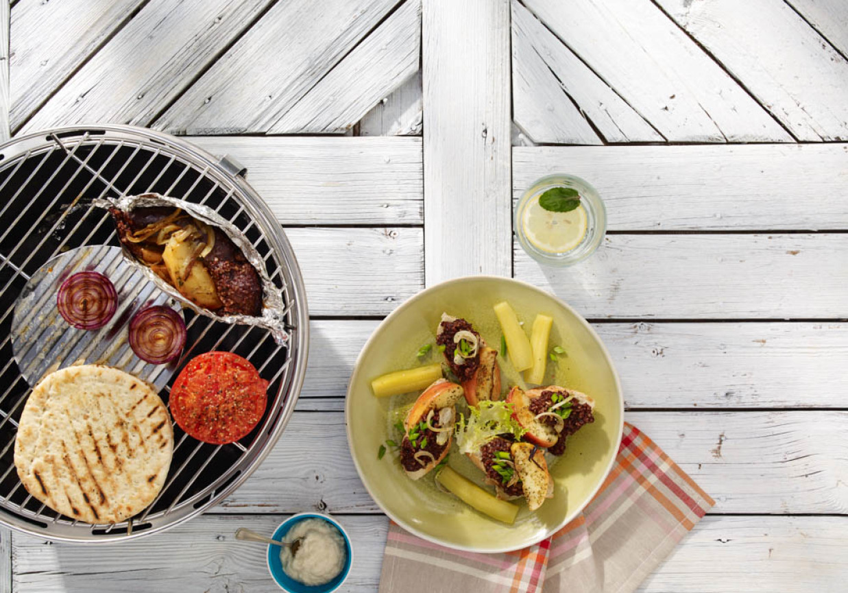 Grillowana kaszanka z jabłkiem, cebulą i majerankiem foto