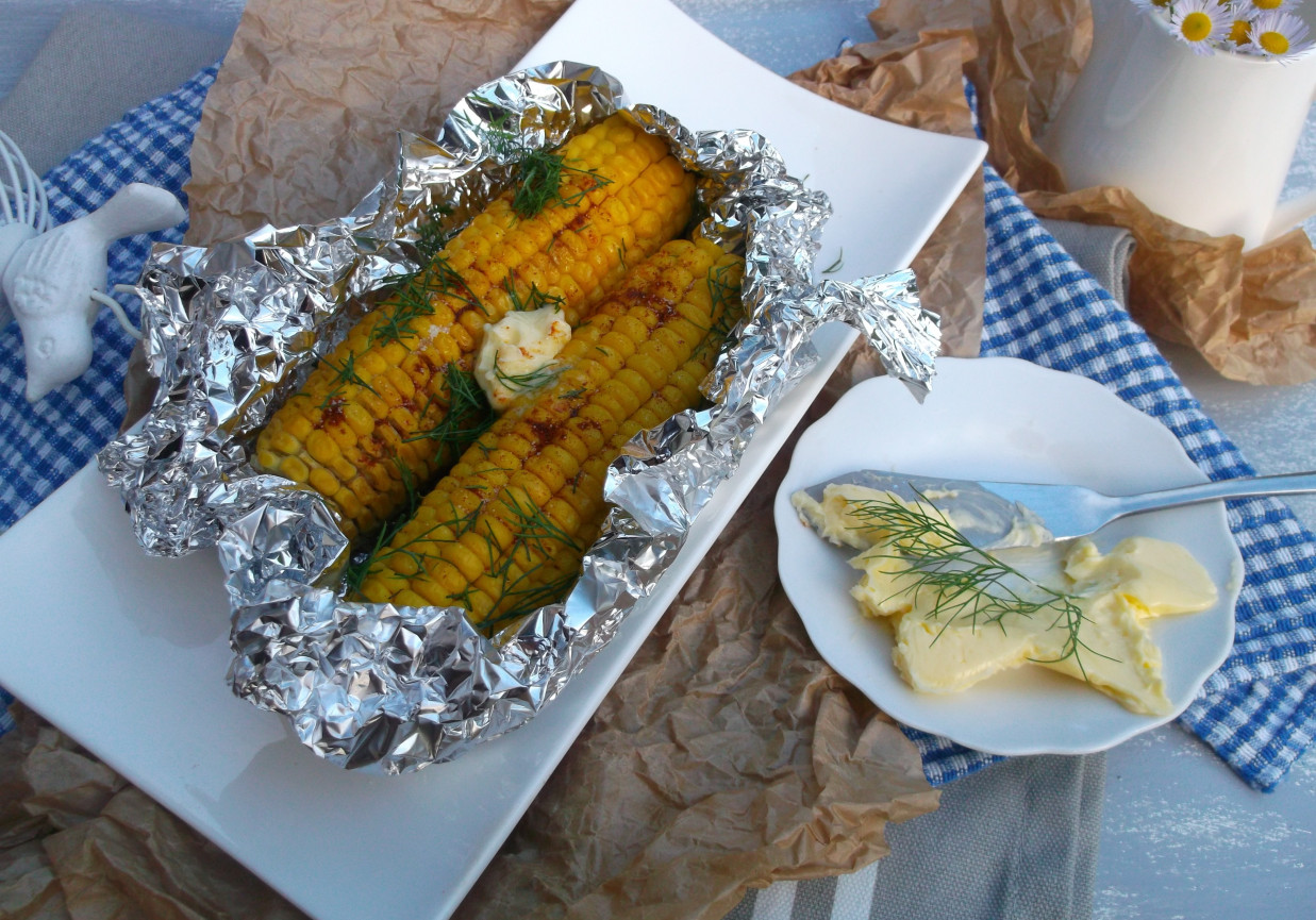 Grillowana kukurydza z masłem, papryką i koperkiem. foto
