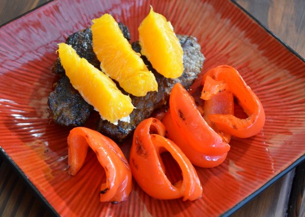 Fotografia przedstawiająca Grillowana łopatka wieprzowa z pomarańczą i papryką