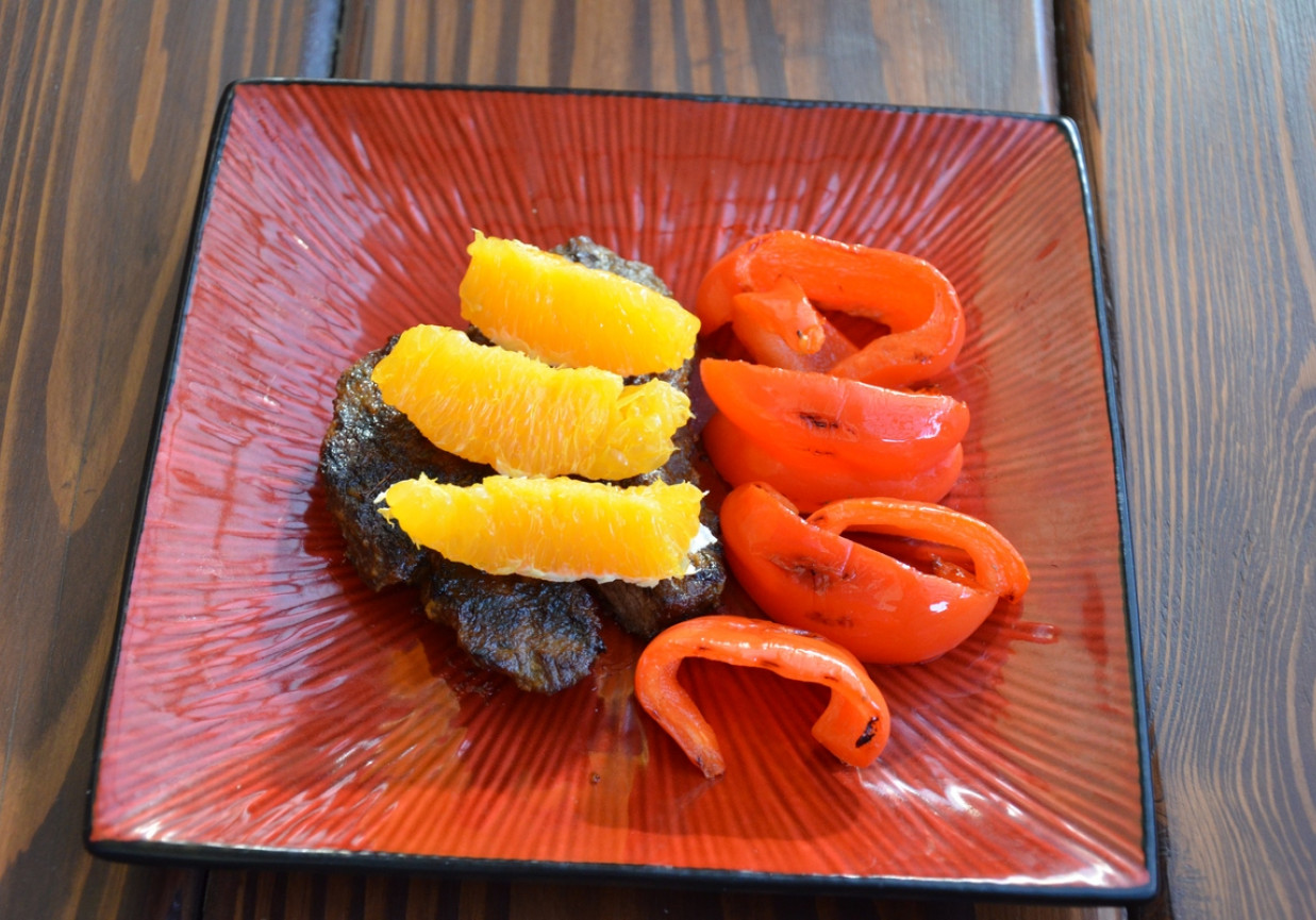 Grillowana łopatka wieprzowa z pomarańczą i papryką foto