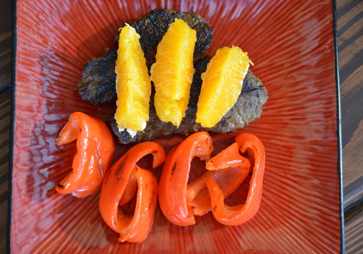 Grillowana łopatka wieprzowa z pomarańczą i papryką foto