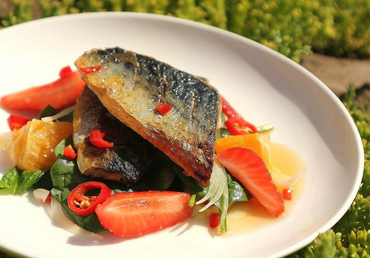 Grillowana makrela na szpinaku z truskawkami  foto