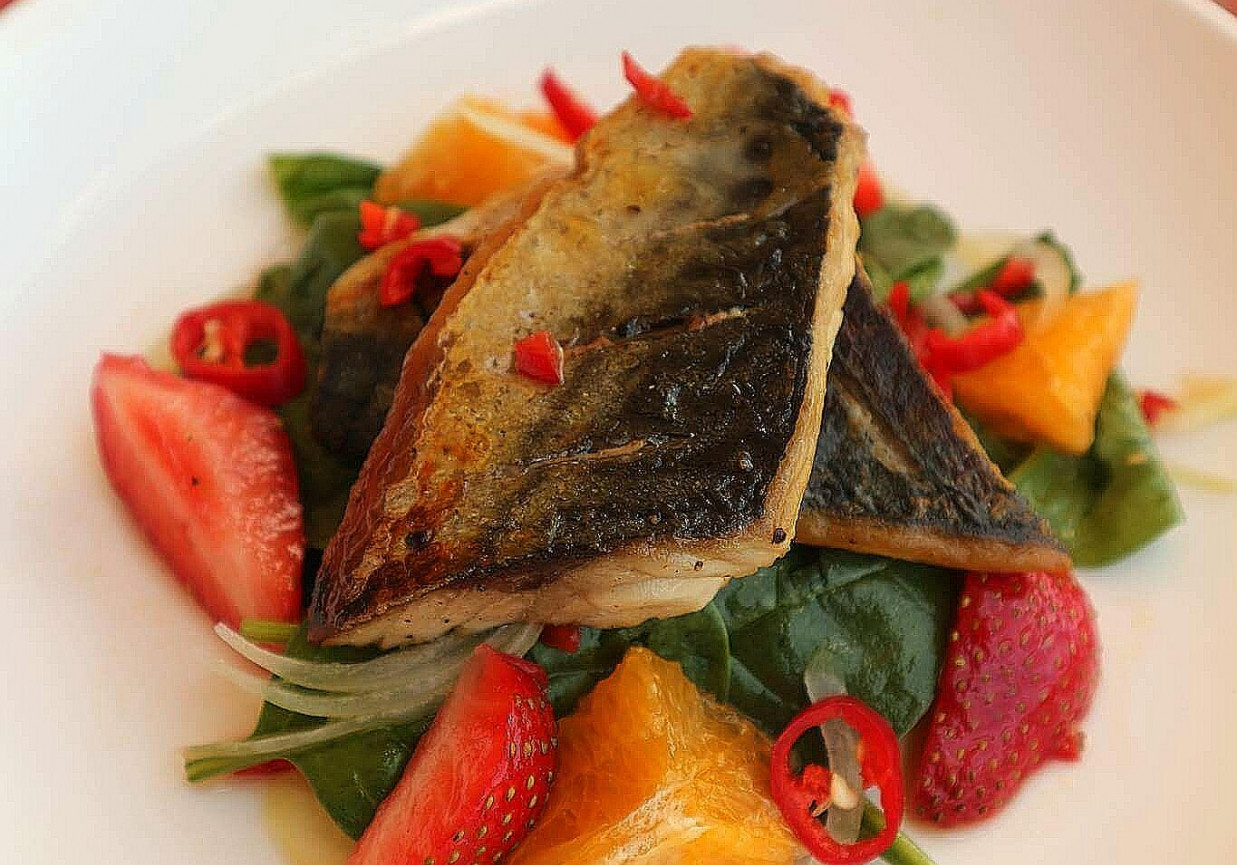 Grillowana makrela na szpinaku z truskawkami  foto