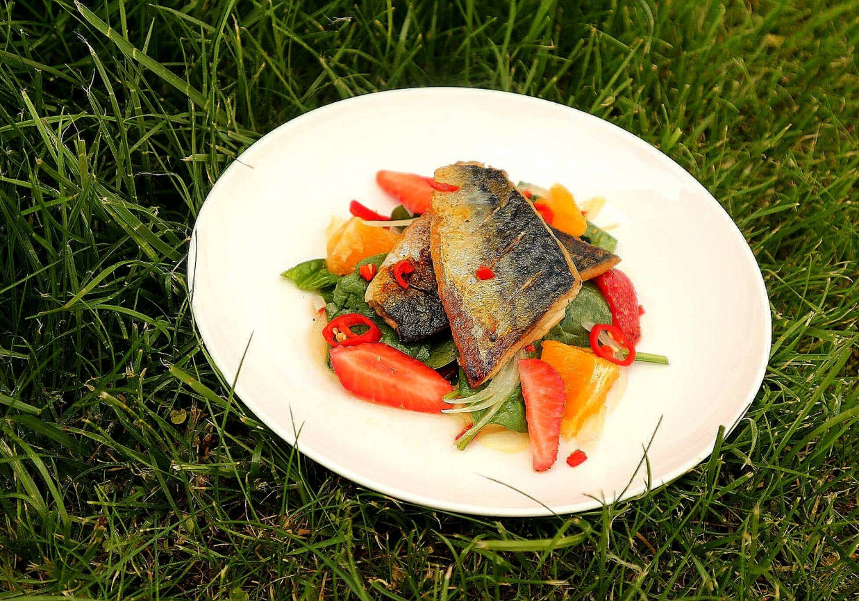 Grillowana makrela na szpinaku z truskawkami  foto
