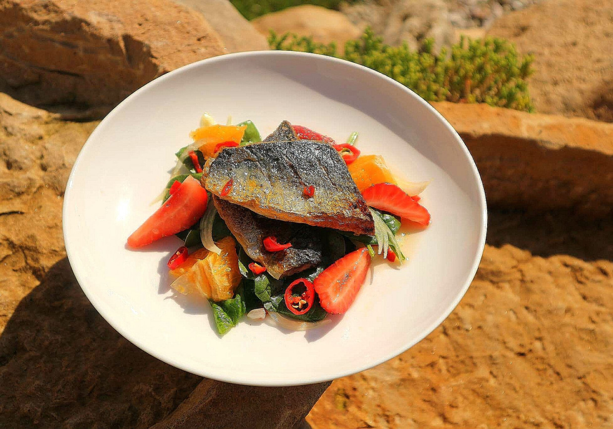 Grillowana makrela na szpinaku z truskawkami  foto