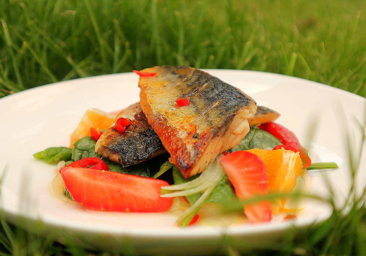 Grillowana makrela na szpinaku z truskawkami  foto