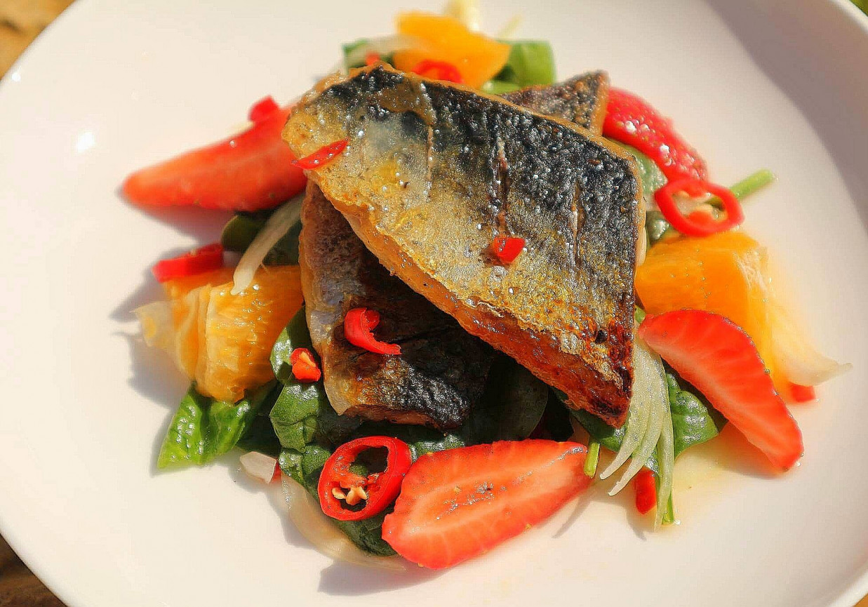 Grillowana makrela na szpinaku z truskawkami  foto