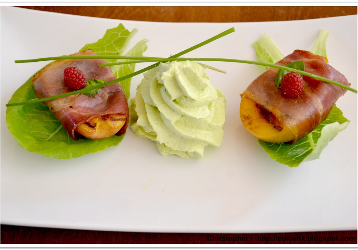 Grillowana  nektarynka z wiejską szynką i pianką wasabi foto