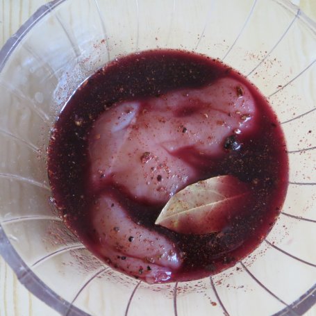 Krok 1 - Grillowana pierś w czerwonym winie na cukini rukoli  foto