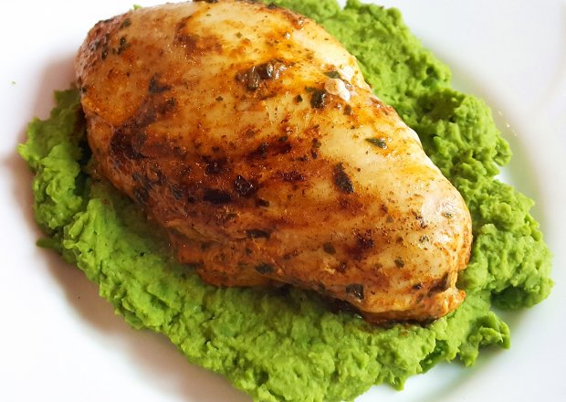 Fotografia przedstawiająca Grillowana pierś z kurczaka na pure z zielonego groszku