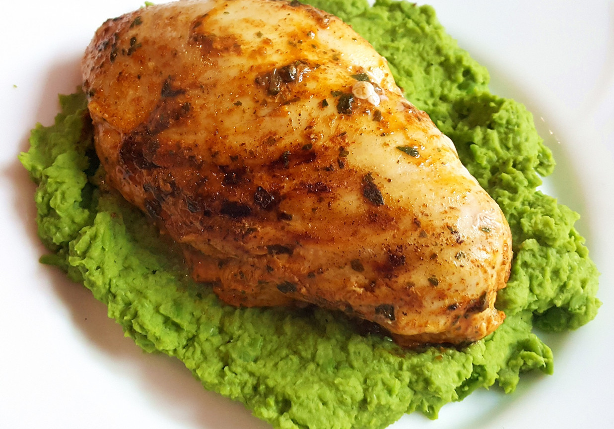 Grillowana pierś z kurczaka na pure z zielonego groszku foto