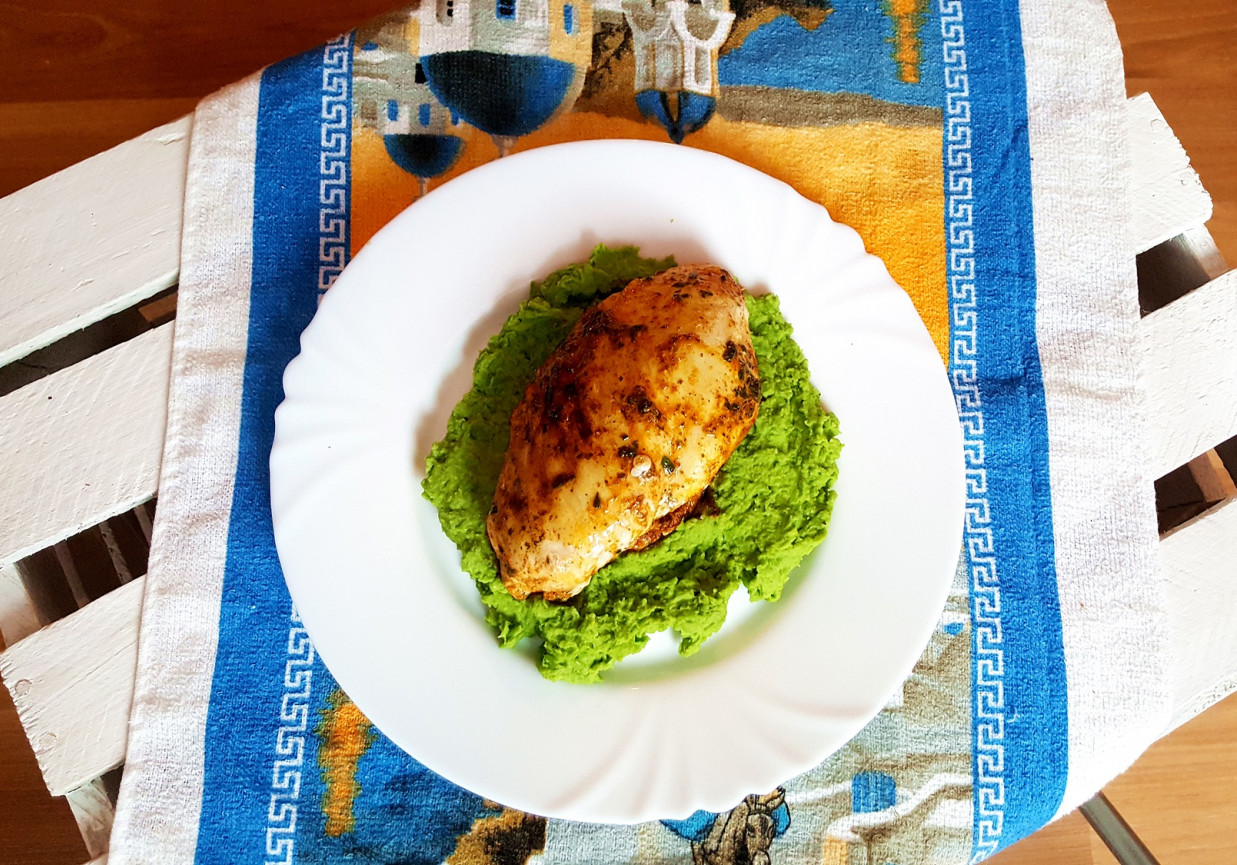 Grillowana pierś z kurczaka na pure z zielonego groszku foto