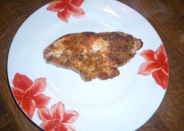 Fotografia przedstawiająca grillowana pierś z kurczaka w marynacie słodko-kwaśnej