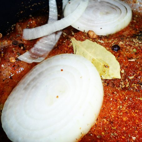 Krok 1 - Grillowana pierś z kurczaka z cebulą w ziołowej marynacie foto