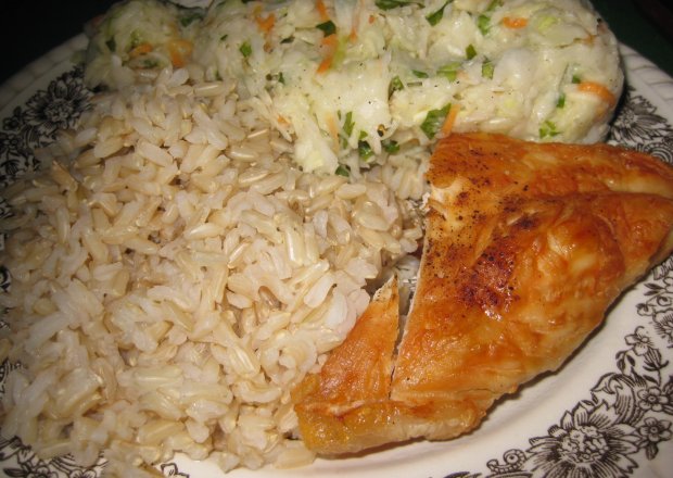 Fotografia przedstawiająca grillowana pierś z kurczaka z ryżem i surówką