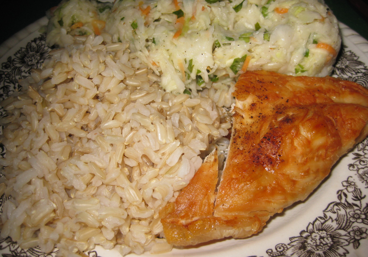 grillowana pierś z kurczaka z ryżem i surówką foto