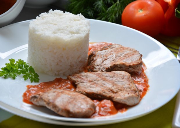 Fotografia przedstawiająca Grillowana polędwiczka wieprzowa z sosem z pieczonej papryki i pomidorów