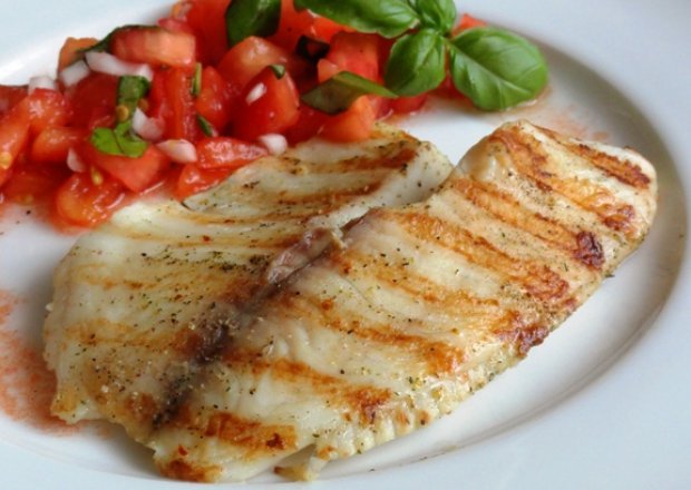 Fotografia przedstawiająca Grillowana ryba z pomidorową salsą