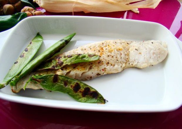 Fotografia przedstawiająca Grillowana rybka z groszkiem