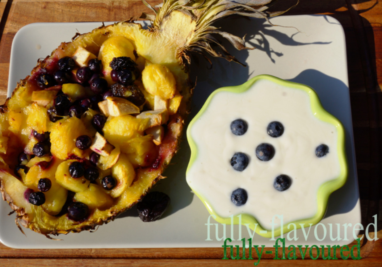 Grillowana sałatka owocowa z miodem spadziowym  i trójniakiem podawana w ananasie z miodowym sosem jogurtowym foto