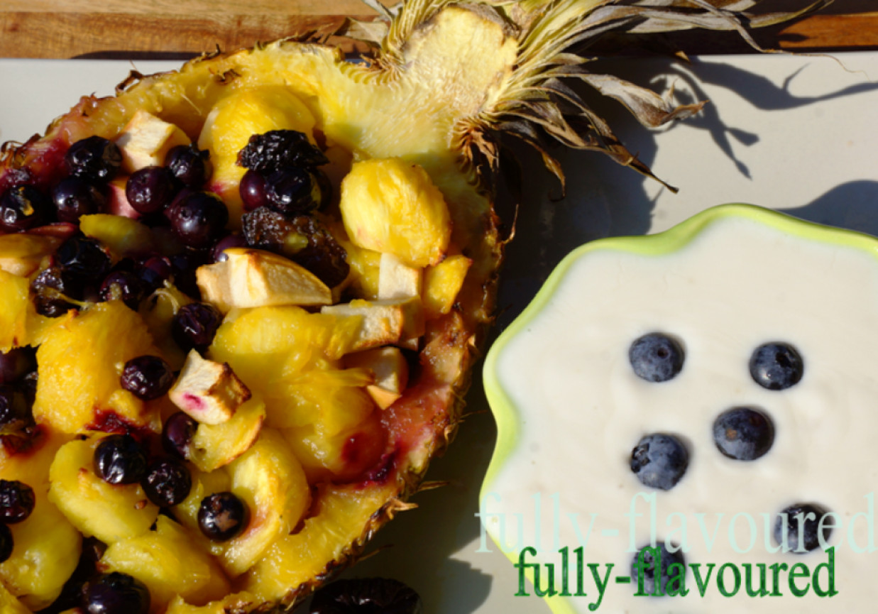 Grillowana sałatka owocowa z miodem spadziowym  i trójniakiem podawana w ananasie z miodowym sosem jogurtowym foto
