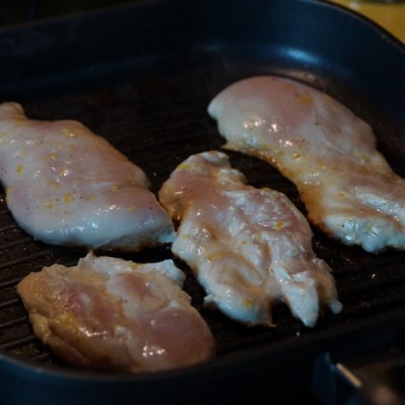 Krok 1 - Grillowana soczysta pierś z kurczaka, pita, świeża kukurydza i rukola czyli maxi kanapka na lato foto