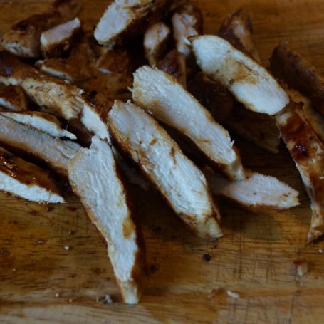 Krok 2 - Grillowana soczysta pierś z kurczaka, pita, świeża kukurydza i rukola czyli maxi kanapka na lato foto
