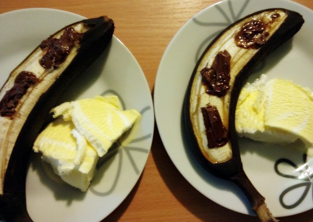 Fotografia przedstawiająca Grillowane banany z czekoladą, rumem i lodami