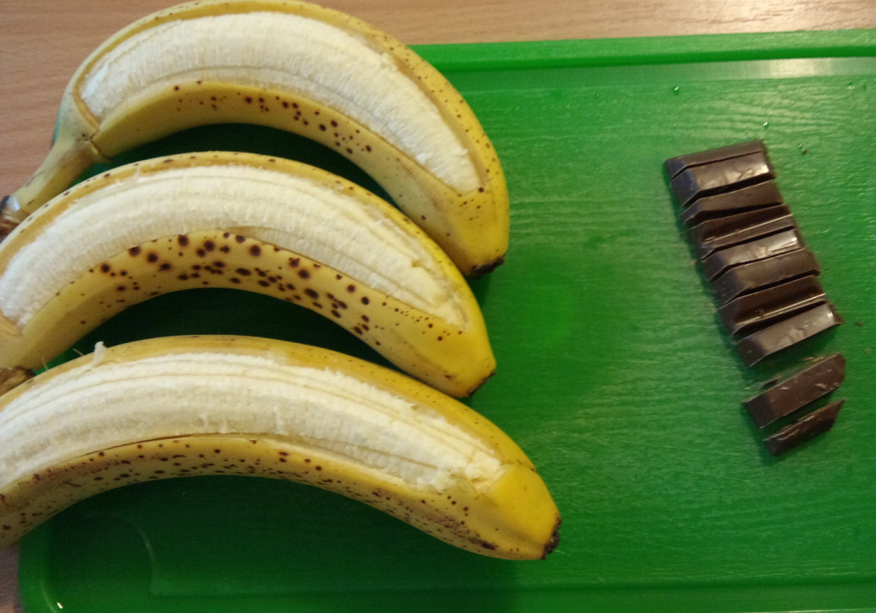 Grillowane banany z czekoladą, rumem i lodami foto
