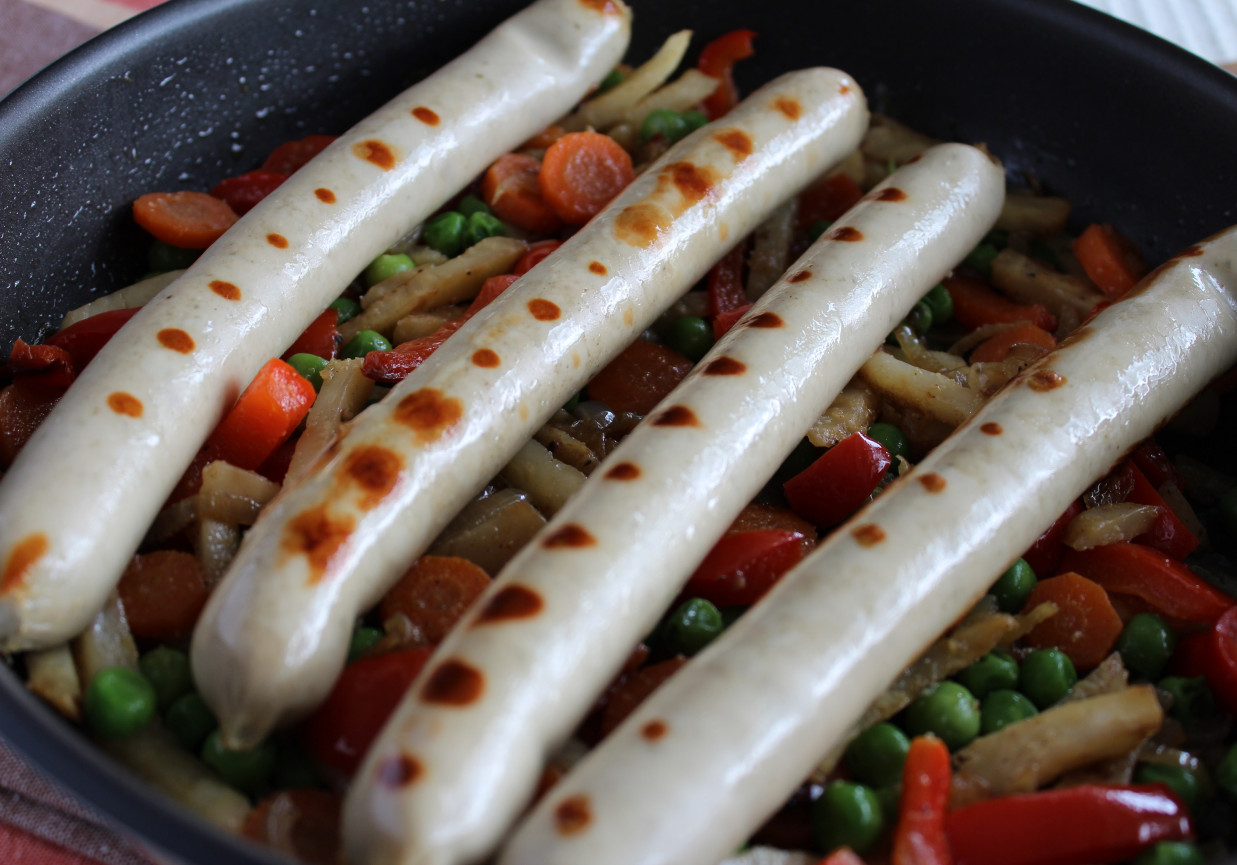 Grillowane białe kiełbaski z młodymi warzywami foto