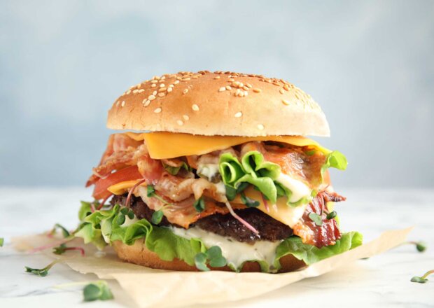 Fotografia przedstawiająca Grillowane burgery z antrykotu wołowego
