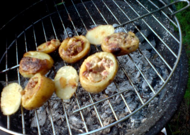 Fotografia przedstawiająca grillowane faszerowane ziemniaki