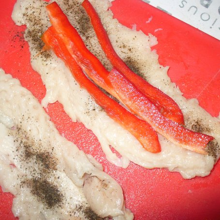 Krok 2 - Grillowane filety z indyka  nadziewane papryką  i serem  foto