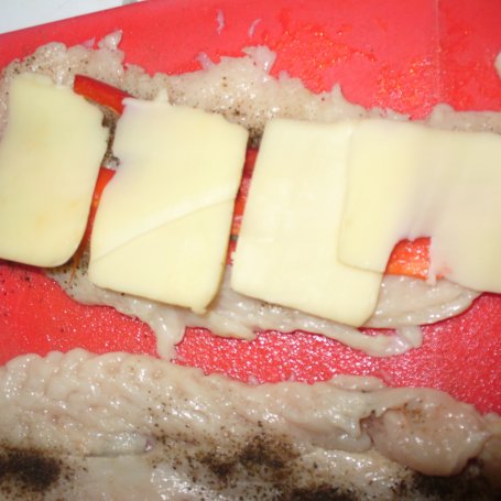 Krok 3 - Grillowane filety z indyka  nadziewane papryką  i serem  foto