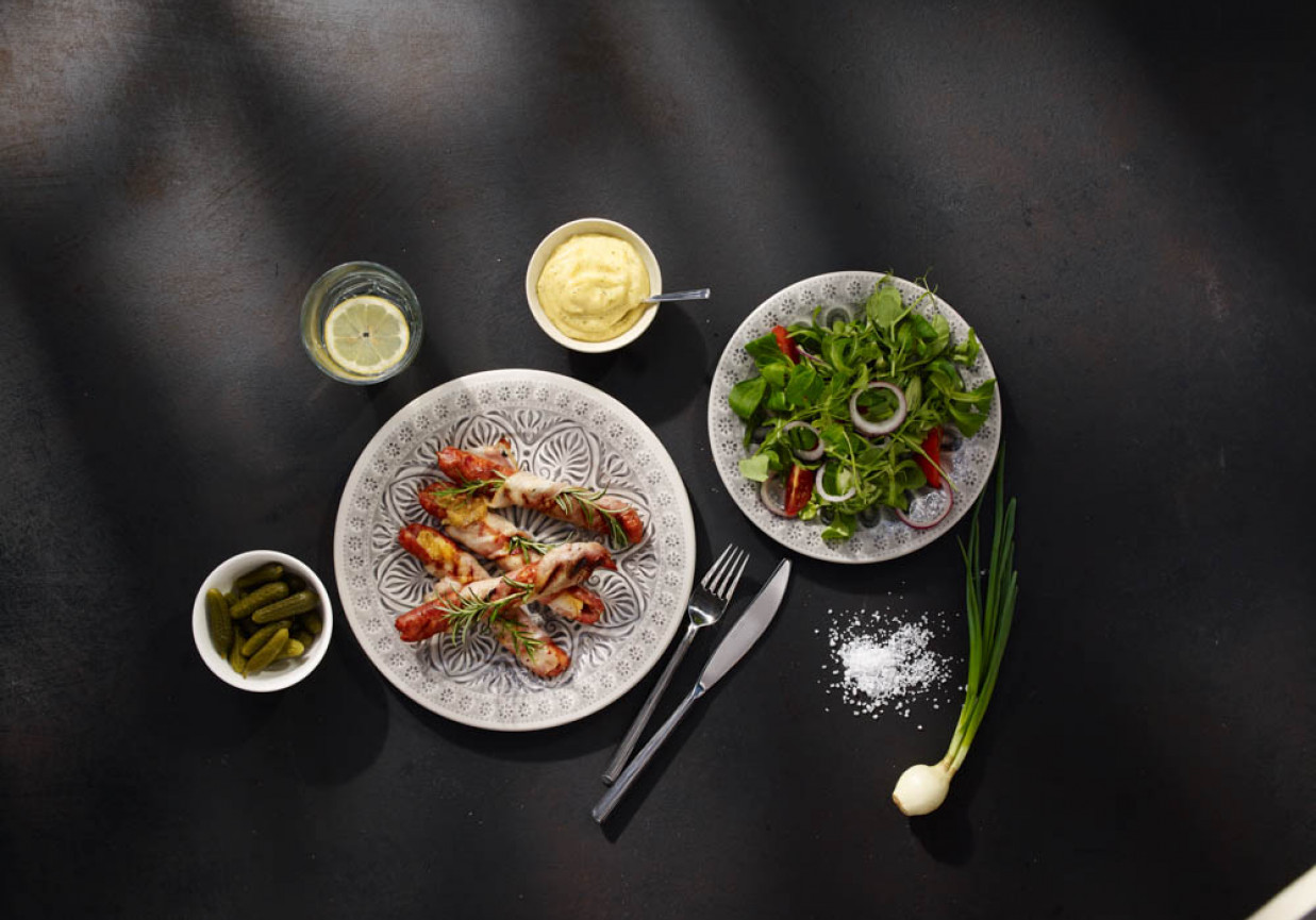 Grillowane frankfurterki z żółtym serem i boczkiem duńskim foto