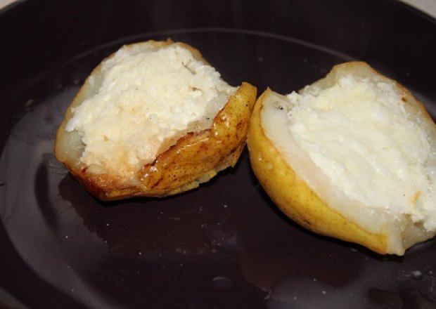 Fotografia przedstawiająca Grillowane gruszki z białym serem i kokosem