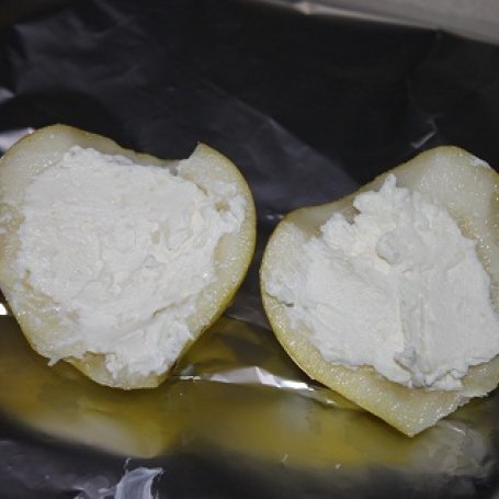 Krok 2 - Grillowane gruszki z białym serem i kokosem foto