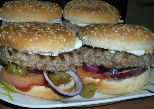 Fotografia przedstawiająca Grillowane hamburgery