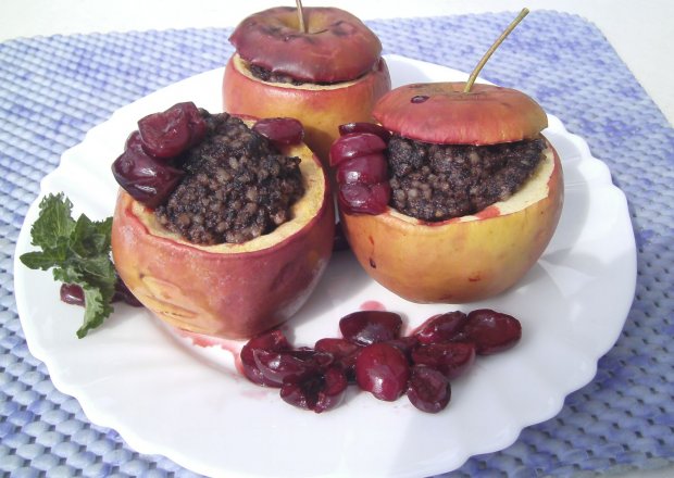 Fotografia przedstawiająca Grillowane jabłka z kaszanką i sosem wiśniowym