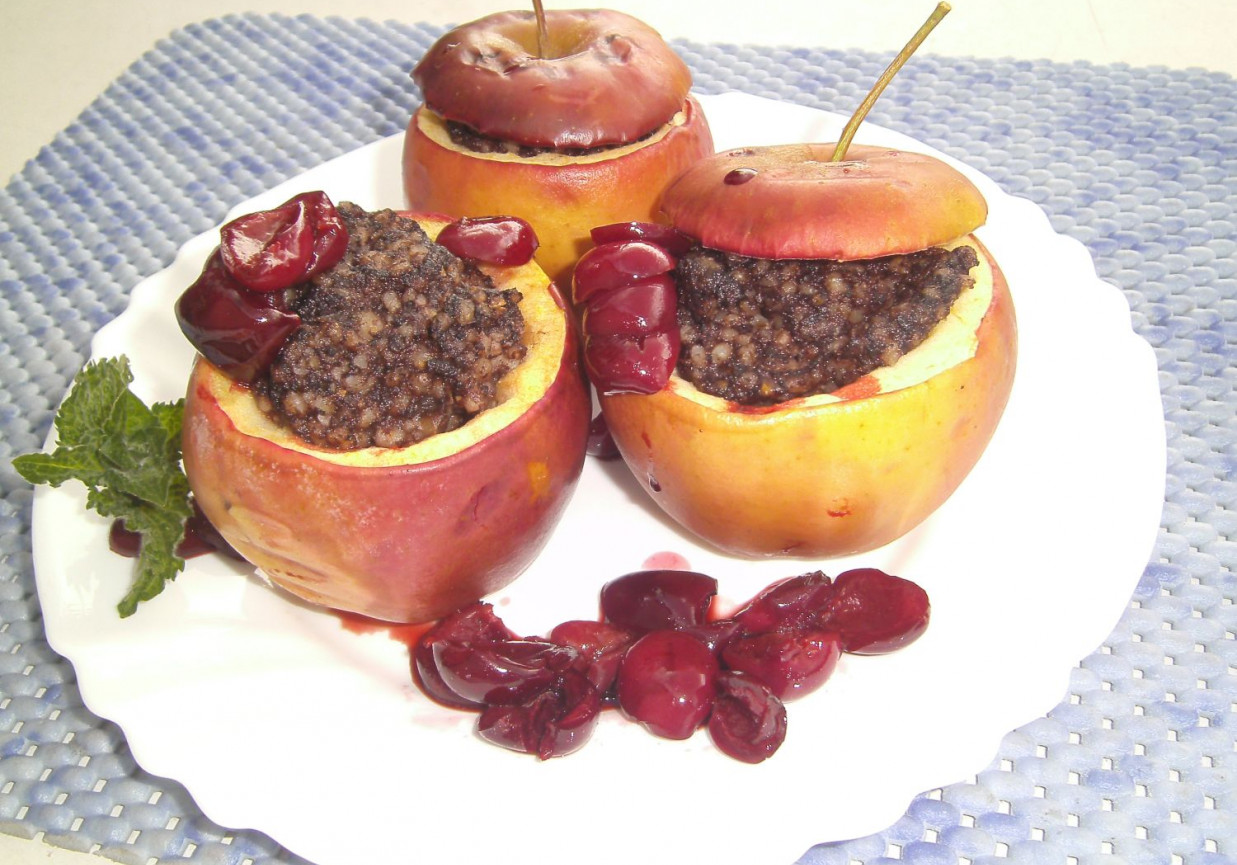 Grillowane jabłka z kaszanką i sosem wiśniowym foto